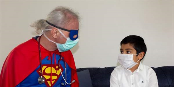 Çocuk hastaları evlerinde 'Superman doktor' muayene etti