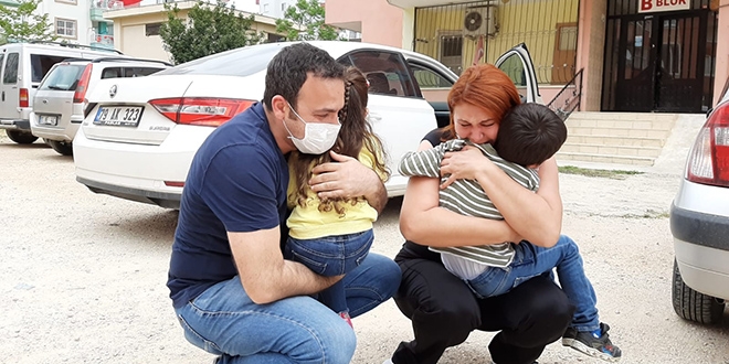 Sağlıkçı anne ve babanın çocuklarına kavuşma anı herkesi ağlattı