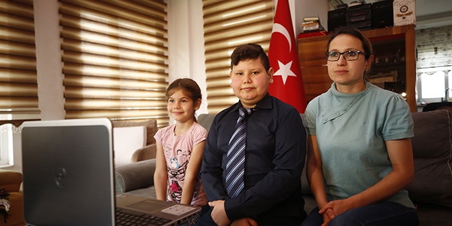 Bakan Çavuşoğlu'nun sürprizi şehit ailesini sevindirdi