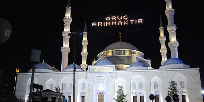 Ramazan'�n ilk teravih namaz� evlerde k�l�nd�