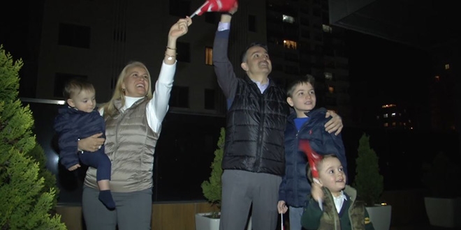 Bakan Pakdemirli de �stiklal Mar��'n� balkondan okudu