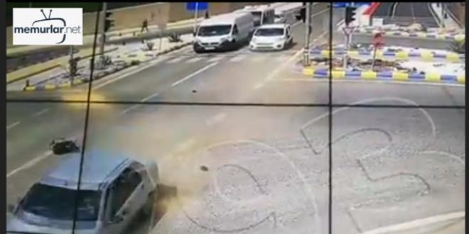Mardin'de kırmızı ışıkta geçen otomobilin yayaya çarpması güvenlik kamerasında