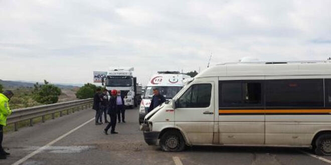 İşçileri taşıyan minibüs kaza yaptı, 4 kişi yaralandı