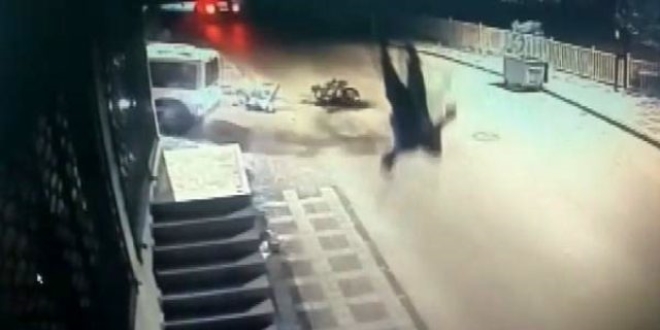 Motosikletteki yolcunun metrelerce havaya uçtuğu anlar kamerada