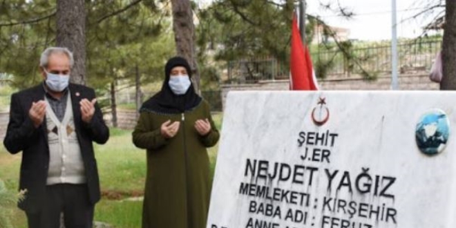 Şehit oğlunun kabrini özel izinle ziyaret etti