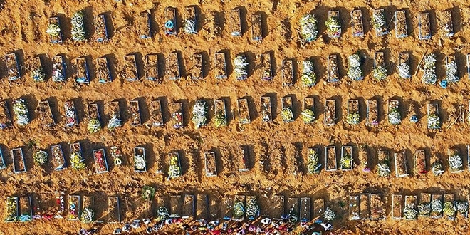 Brezilya'da, toplu mezarlara gömülüyorlar