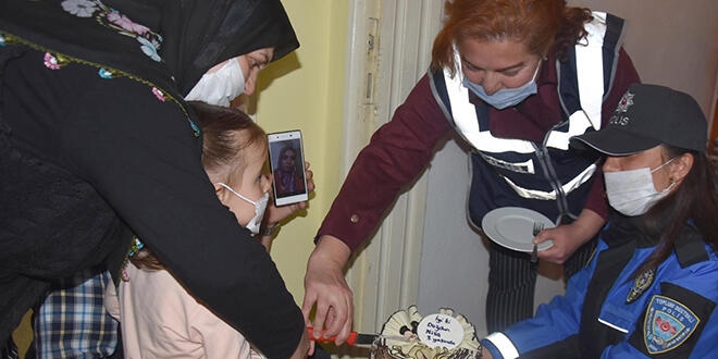 Ayşe Hemşire polisin kızına doğum günü kutlamasını gözyaşlarıyla izledi