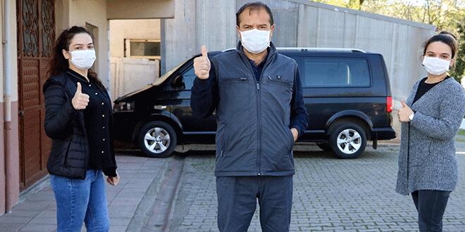Selda Hemşire babası virüs tedavisi görürken şifa dağıtmaya devam etti
