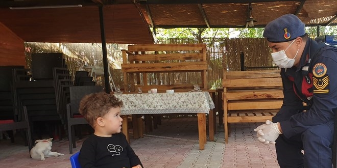 Antalya'da jandarmadan korkan çocuğa sürpriz ziyaret