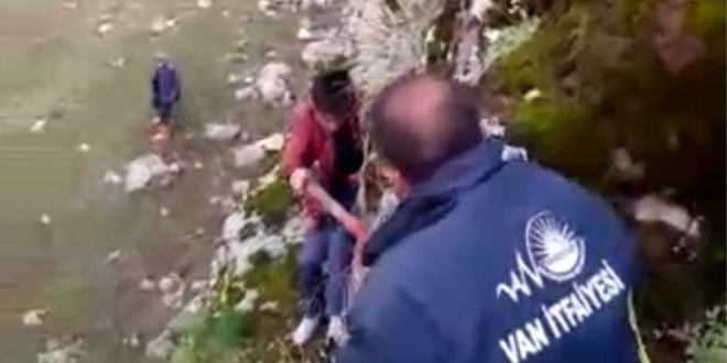 Kayalıklarda mahsur kalan çocuk, film gibi operasyonla kurtarıldı