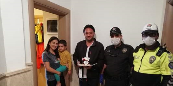Emniyetten 23 Nisan'da doğan ve evlenen çifte pastalı sürpriz