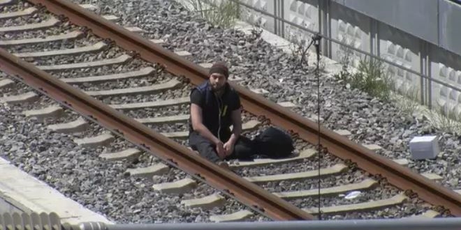 Bakırköy'de hareketli dakikalar! Raylara oturup 'çantamda bomba var' dedi