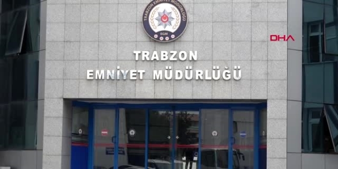 Akvaryumdaki balıklarını polisten izin alarak besledi