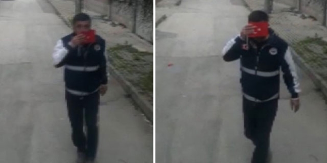 Yerdeki Türk bayrağını alıp, öperek cebine koydu
