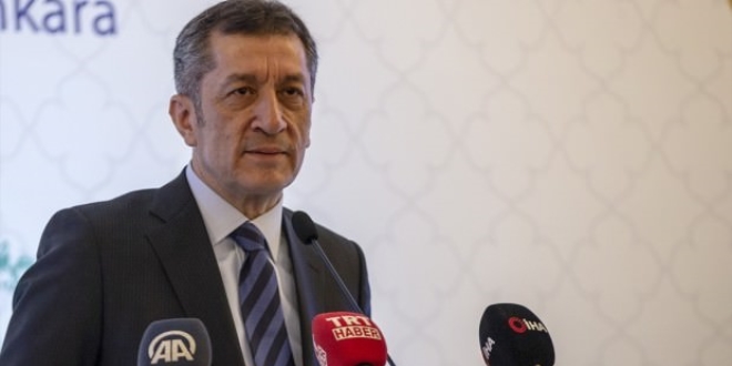 Bakan Selçuk'tan öğrencilere 'kızak şenliği' sözü