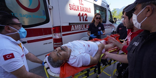 Şikayet ettiği üst komşusu tarafından bıçaklandı