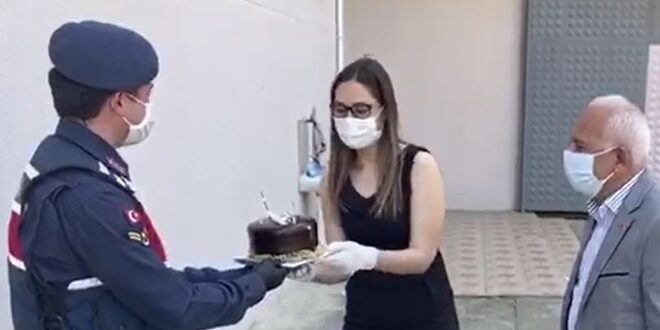 Yanına gidemediği eşinin doğum gününü, jandarma kutladı