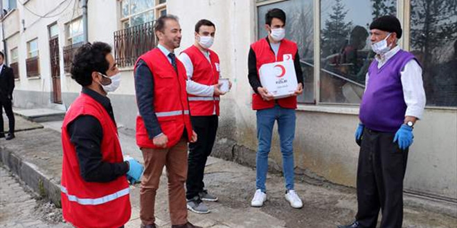 Memleketlerine gitmek yerine yardım kolisi dağıtıyorlar
