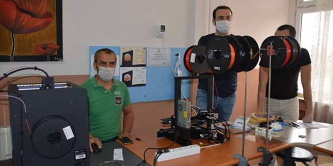 Öğretmenler sağlıkçılar için 'videolaringoskop cihazı' üretiyor