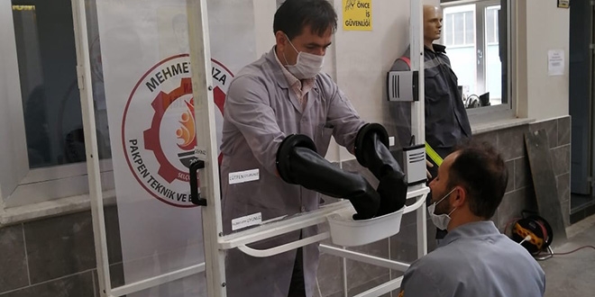 Öğretmenler sağlıkçılar için "izole numune alma ünitesi" üretti