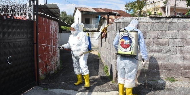 Kad�n ba�kan tulum giyip mahalleyi dezenfekte etti