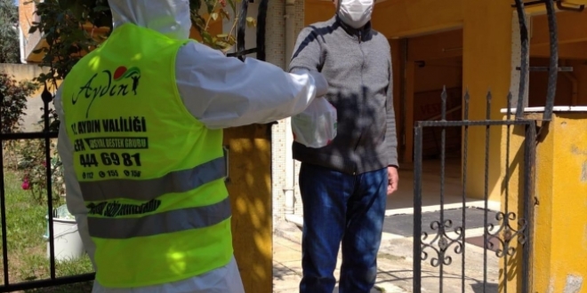 Vefa Sosyal Destek Grubu g�revlisi, hastay� s�rt�nda ta��d�