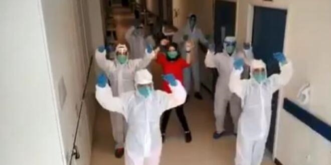 Sa�l�k �al��anlar� 'erik dal�' oynayarak hastalara moral verdi