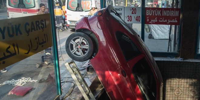 İstanbul'da faciadan dönüldü: Yeraltı çarşısının merdivenlerine otomobil düştü