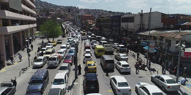 Güneşi gören sokağa çıktı. Trafik durma noktasına geldi