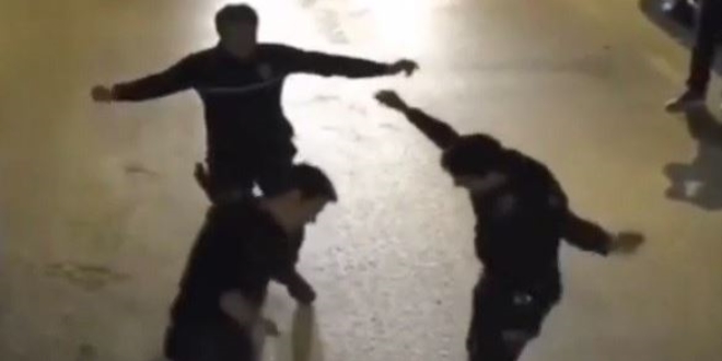 Balkondaki vatandaşlar çaldı, polisler oynadı