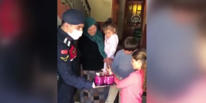 Sağlıkçının kızına jandarmadan doğum günü sürprizi