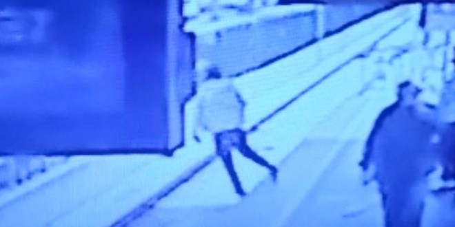 Metro istasyonunda bayılarak raylara düştü