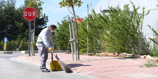 Belediye görevlisi, Türk bayrağını süpürgesinin sapına iliştirip çalışmasını sürdürdü