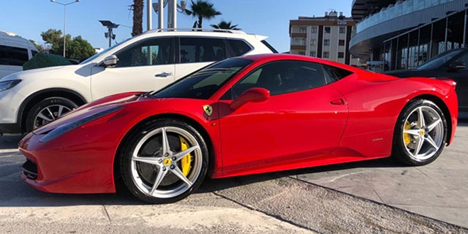 Bir şehir bin liralık yardıma başvuran Ferrari sahibini merak ediyor