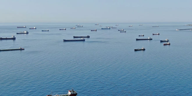 İstanbul'da onlarca gemi salgının bitmesini bekliyor