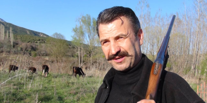 Yatırım için geldi, omzunda tüfekle hayvan otlatıyor