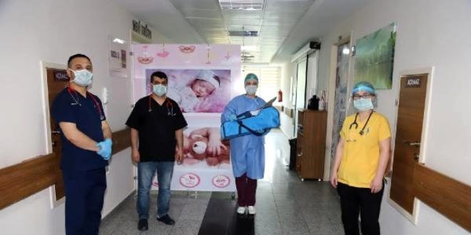 Koranavir�s� yenen 17 g�nl�k bebek taburcu edildi