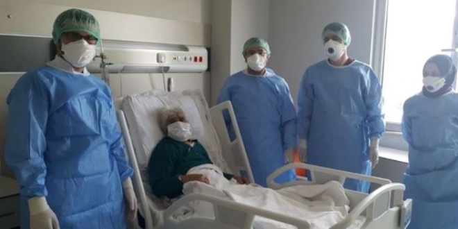 Erzincan'da 99 yaşındaki kadın Kovid-19'u yendi