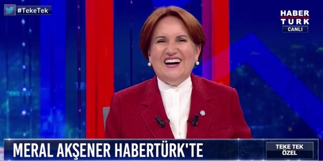 Meral Akşener uzun süre kahkaha atarak güldü