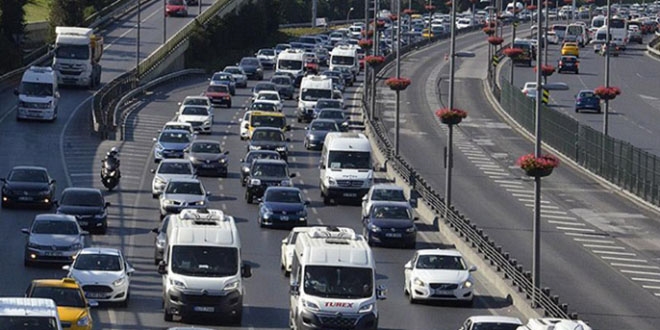 İstanbullu evinde kalmadı, trafik eski günlerine döndü