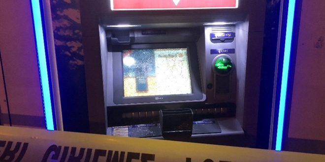 Miras yüzünden babasına kızan kadın, çekiçle ATM'leri parçaladı