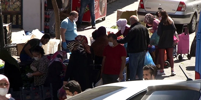 İstanbul'un göbeğinde sosyal mesafesiz ve seçmece pazar alışverişi