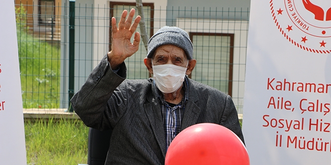 Bir asırlık Ömer dede koronavirüsü yendi