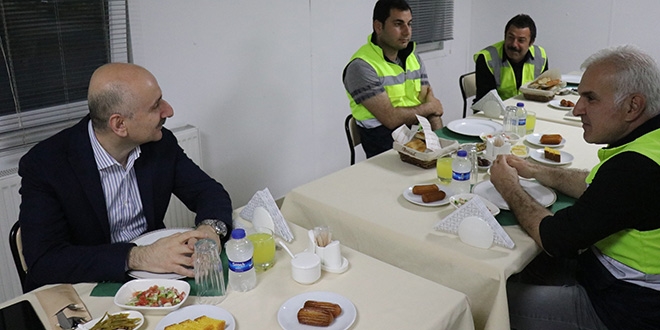 Bakan Karaismailoğlu, Sakarya'da işçilerle iftar yaptı