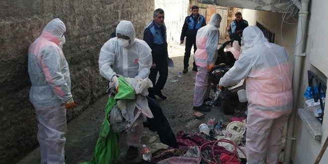 Çorum'da bir evden 4 kamyonet çöp çıktı