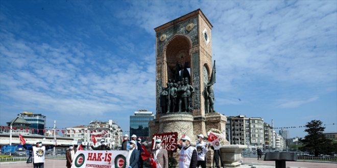 Sendikalar, 1 Mayıs dolayısıyla Taksim Cumhuriyet Anıtı'na çelenk bıraktı