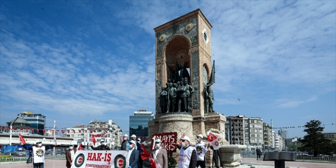Sendikalar, 1 Mays dolaysyla Taksim Cumhuriyet Ant'na elenk brakt