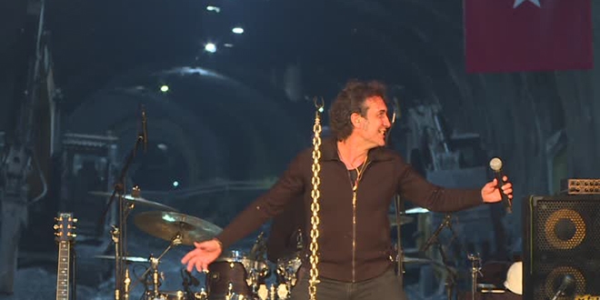 K�ra�'tan yerin 72 metre alt�nda 1 May�s konseri