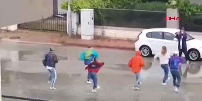 Yasağa rağmen sokakta dans ettiler