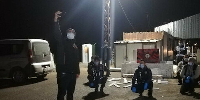 Polisten operasyon sonrası sosyal mesafeli öz çekim